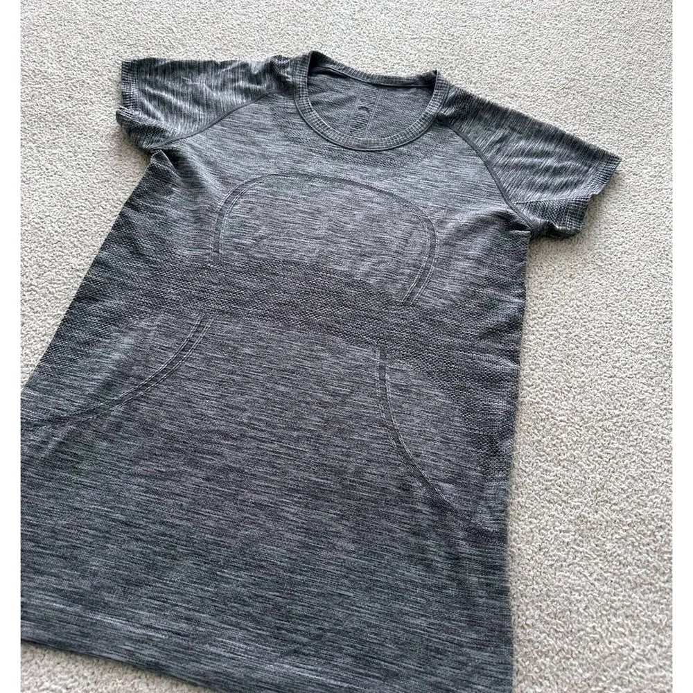 lululemon Women's Swiftly Tech Short Sleeve size 10 in Grey